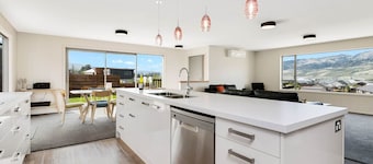 Pisa View Paradise - Cromwell Holiday Home