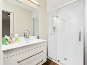 Shower, hair dryer - Pisa View Paradise - Cromwell Holiday Home (Cromwell)