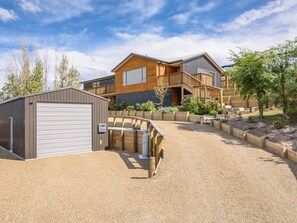 Exterior - Pisa View Paradise - Cromwell Holiday Home (Cromwell)