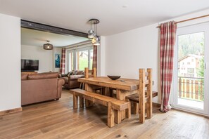 Una Smart TV, libros, un reproductor estéreo