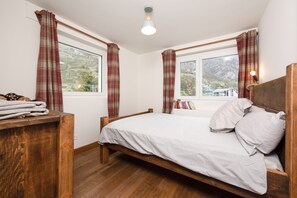 3 dormitorios, escritorio, tabla de planchar con plancha y cuna de viaje