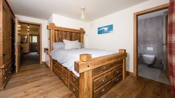 3 slaapkamers, een bureau, een strijkplank/strijkijzer, reisbedje