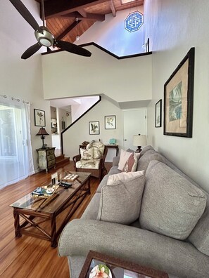 Smart TV, ping pong, books, stereo