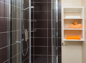 Bathtub, hair dryer, bidet, towels - Villa Falcon Rook - Four-Bedroom Villa with Terrace and Swimming Pool (Dubravka)