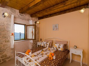 4 bedrooms, iron/ironing board, Internet, bed sheets