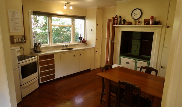 Fridge, microwave, oven, stovetop - Tongariro Riverside holiday house (Turangi)