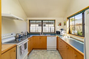 Geladeira, micro-ondas, fogão, lava-louças