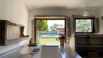 Family Cottage | Bathroom | Shower, free toiletries, hair dryer, towels