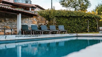 Piscina stagionale all'aperto, ombrelloni da piscina, lettini