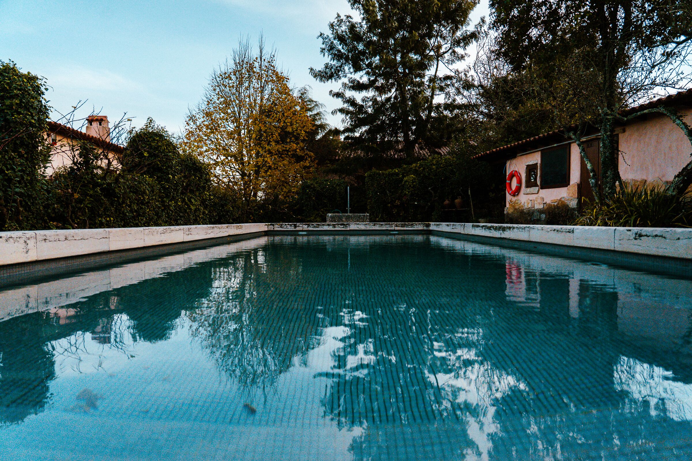 Außenpool (je nach Saison geöffnet), Liegestühle