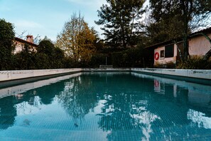Piscine extérieure (ouverte en saison), chaises longues