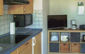 Kühlschrank, Mikrowelle, Herdplatte, Wasserkocher mit Kaffee-/Teezubehör