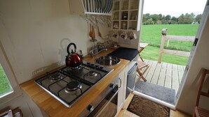 Réfrigérateur, four, plaque de cuisson, bouilloire électrique