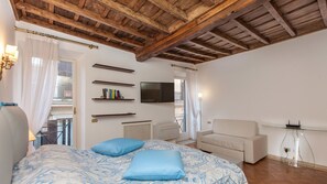 Apartment | 1 bedroom, soundproofing, iron/ironing board, free WiFi
