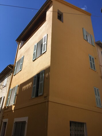 Front and Corner Facade