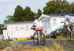 Property grounds - Lovely 6 Berth Holiday Home in Havens Rockley Park (Poole)