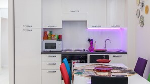 Appartamento | Cucina privata | Microonde, pentole/stoviglie/utensili, tavolo da pranzo