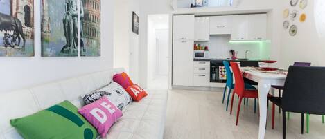 Apartment | Living room | 24-cm TV with digital channels