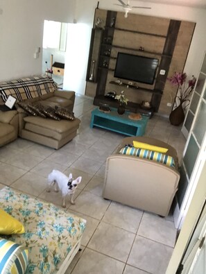 TV, books - Great beach house with pool and barbecue - 50 mts from the beach (Estância Bal Maria H Novaes)