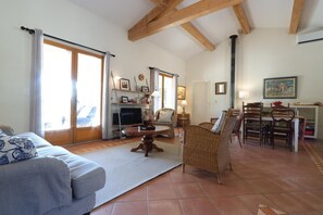 TV, books, computer monitors - Salernes - Villa with heated pool (saltwater) (Salernes)