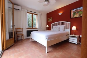 3 Schlafzimmer, Schreibtisch, Bügeleisen/Bügelbrett, Reisekinderbett