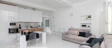 Piazza Venezia View Luxury Apartment A | In-room dining