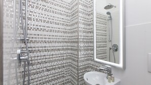 Bathroom shower - Rental In Rome Piazza Venezia View Luxury Apartments (Rome)