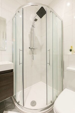 Apartamento | Banheiro | Chuveiro, secador de cabelo, toalhas de banho, shampoo