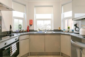 Apartment | Private kitchen | Fridge, microwave, oven, stovetop - 12 Helena House Studio (Reading)