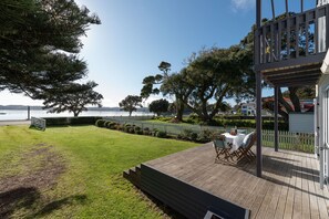 Outdoor dining - Wairangi Beach Cottage - Paihia Beach House (Paihia)