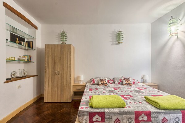 1 chambre, fer et planche à repasser, accès Internet, draps fournis