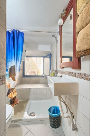 Combinazione doccia/vasca, asciugacapelli, asciugamani, carta igienica