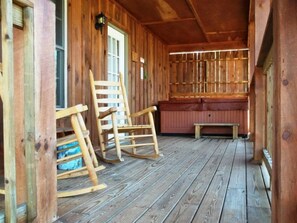 Terrace/patio - ❤ VERY ROMANTIC CABIN ❤ Near Cades Cove, WIFI, Hot Tub, Jacuzzi, Sauna (Townsend)