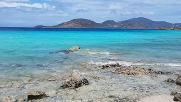 Playa en los alrededores, camastros y toallas de playa