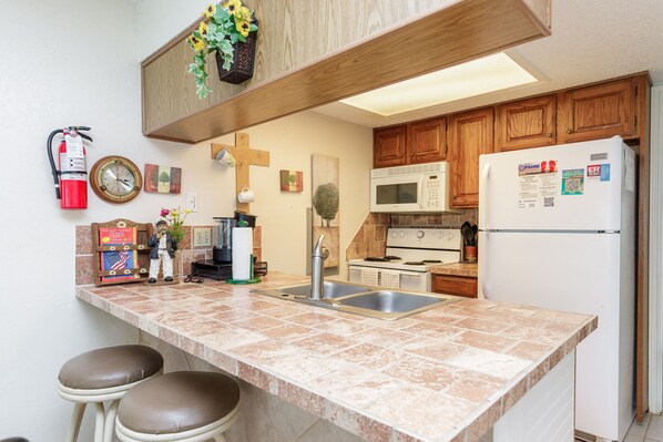 Réfrigérateur, four à micro-ondes, un four, surface de cuisson