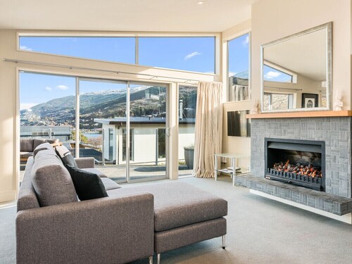 Lake Views on Yewlett - Queenstown Holiday Home
