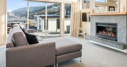 Lake Views on Yewlett - Queenstown Holiday Home