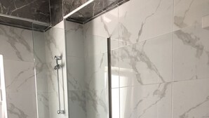 Serviettes fournies, savon, papier toilette