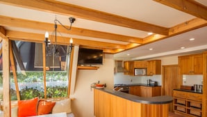 Una cocina con armarios de madera, una encimera y un microondas integrado.