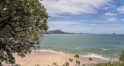 The Retreat - Front Beach Bach