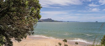 The Retreat - Front Beach Bach