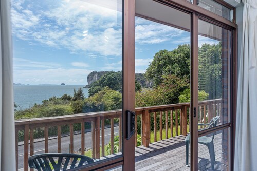 The Retreat - Front Beach Bach