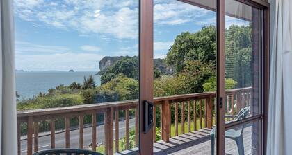 The Retreat - Front Beach Bach