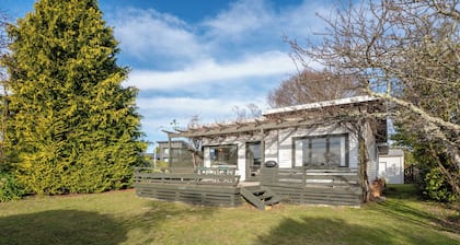 Wharewaka Bach - Lake Taupo Holiday Home
