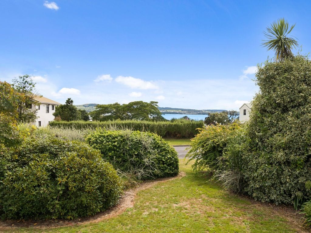 Un chemin menant à une maison avec vue sur la mer.