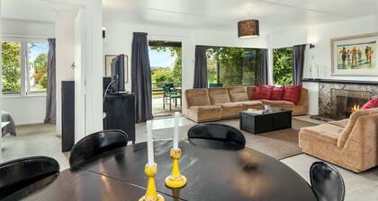 Wharewaka Bach - Lake Taupo Holiday Home