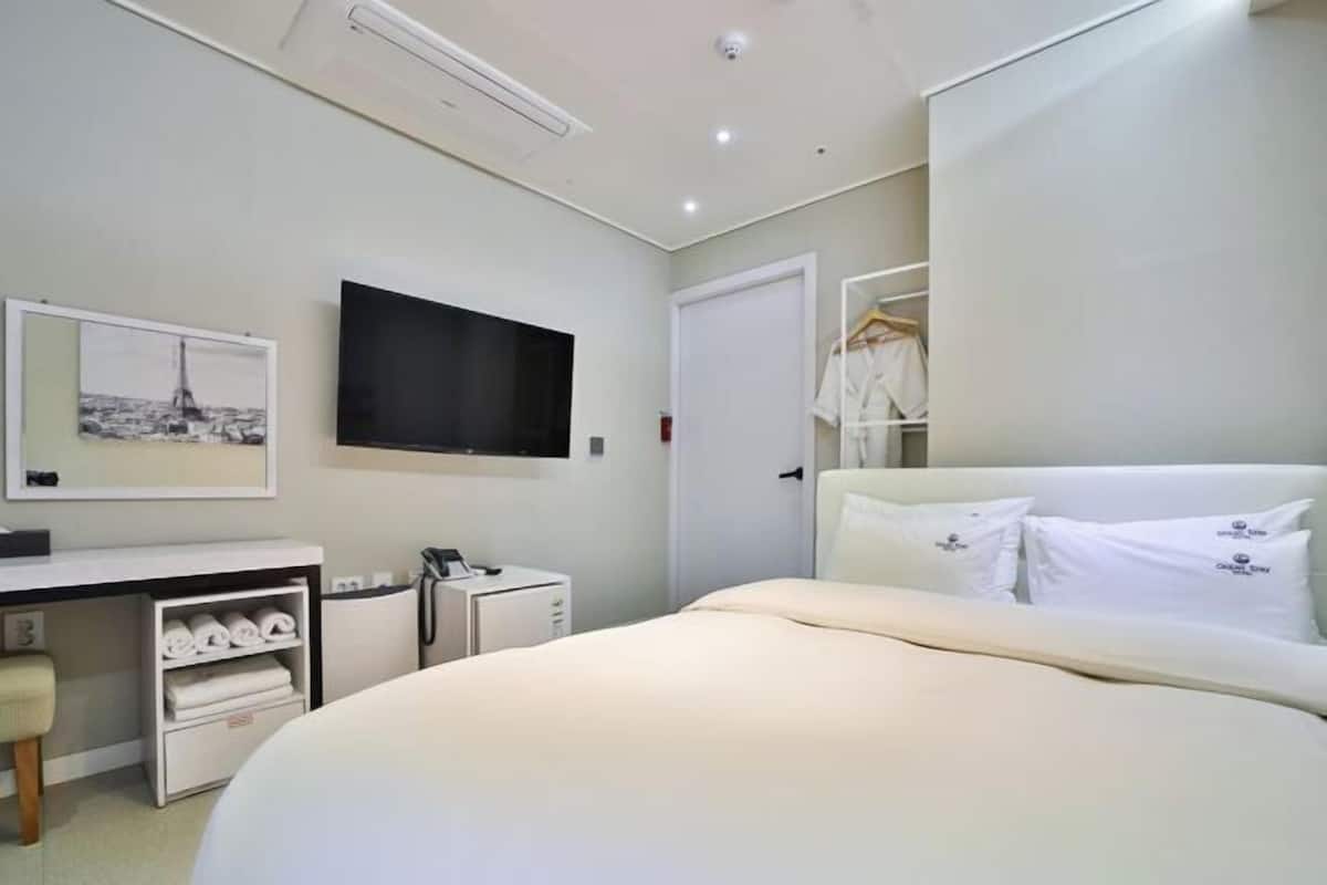 1 bedroom, down comforters, individually decorated