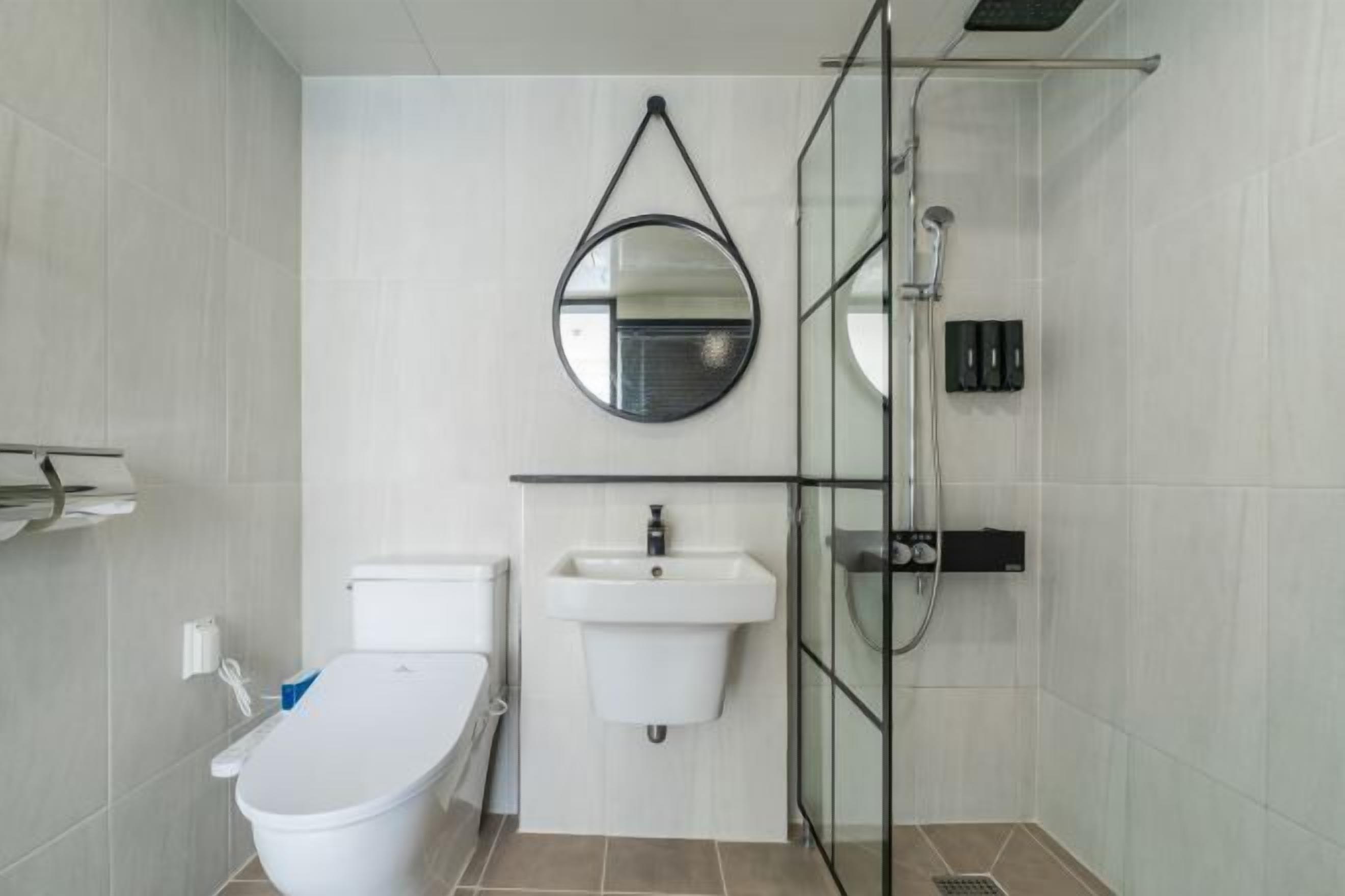 Dusche, Regendusche, kostenlose Toilettenartikel, Haartrockner