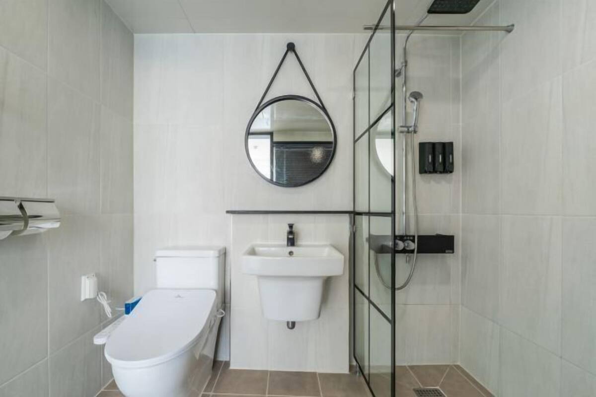 Dusche, Regendusche, kostenlose Toilettenartikel, Haartrockner