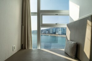 Habitación superior, vistas al mar | 1 dormitorio, edredones de plumas, decoración individual